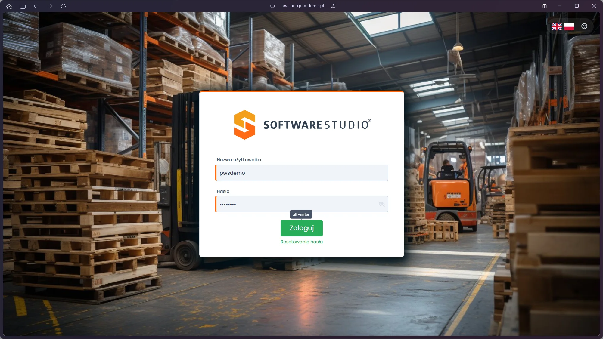 Studio PWS.net - ekran logowania w przeglądarce z polami nazwy użytkownika i hasła oraz wyborem języka, na tle zdjęcia magazynu ze stosami palet